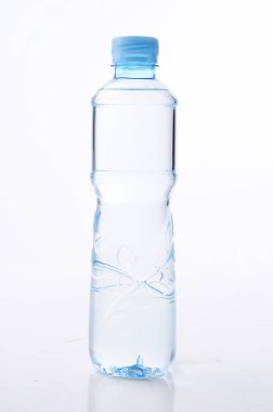 Beyaz arka plan üzerinde izole küçük su şişesi