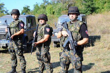 BELGRAD, SERBIA - CIRCA EPTEMBER 2014: Sırp özel terör birimi memurları Kosova sınırında, Eylül 2014 dolaylarında Sırbistan 'da