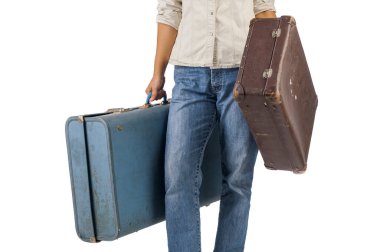 Beyaz arka planda bavulları olan kız.