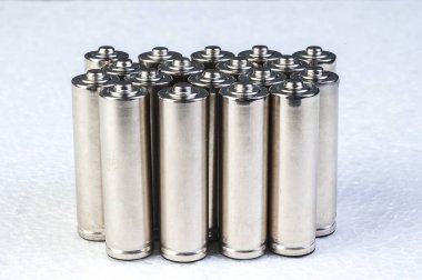 Beyazda izole edilmiş gümüş AA piller