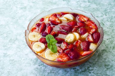 Portakal suyunda çilek ve muz 