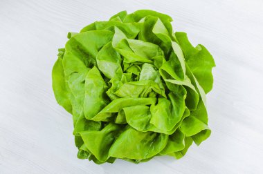 Beyaz üzerinde taze marul.