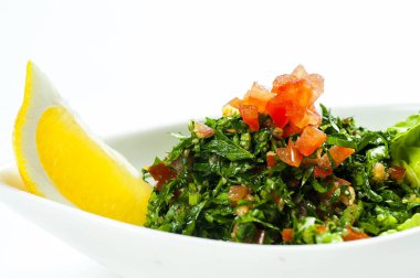 Beyaz arkaplanda Tabbouleh salatası