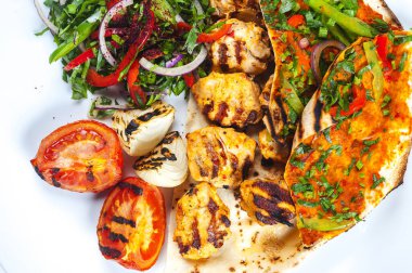 tavuk kebap shawarma plaka üzerinde beyaz izole