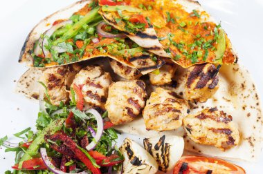 tavuk kebap shawarma plaka üzerinde beyaz izole