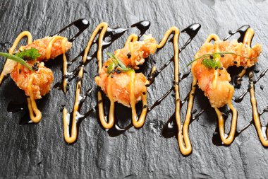 Bitki ve baharatlı kızarmış karides.