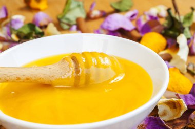 Tahta bir dereden damlayan bal