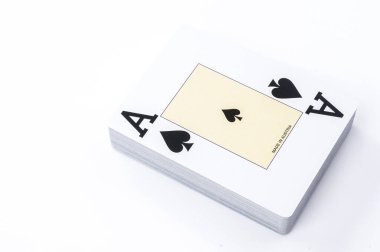 Yeni çözdükten oyun kağıtları. Beyaz bir arka plan üzerinde izole.