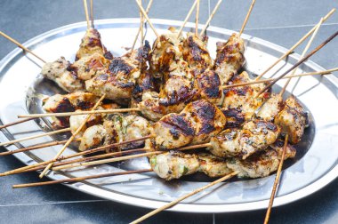 Bambu şiş üzerinde ızgara tavuk