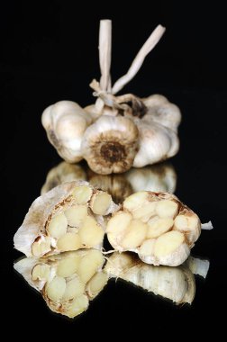 Taze organik sarımsak başları