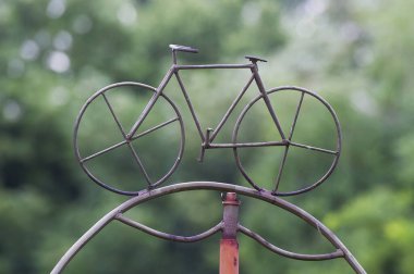 Bulanık arkaplanda kablodan bisiklet