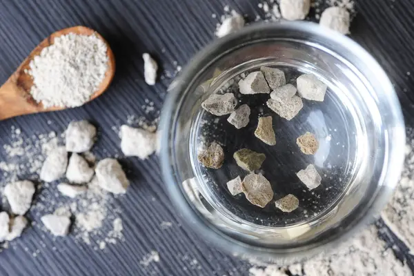 Tahta arka planda izole edilmiş zeolite