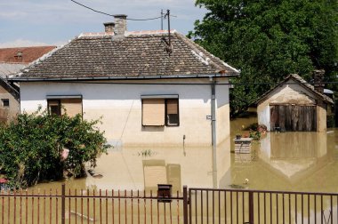 OBRENOVAC, SERBIA - 20 Mayıs: su altında Obrenovac 'ta ev ve sokak. Sava Nehri 'nin su seviyesi 20 Mayıs 2014' te Balkanlar 'da rekor seviyedeki en kötü sel baskını seviyesini korudu.