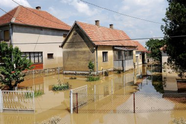 OBRENOVAC, SERBIA - 20 Mayıs: su altında Obrenovac 'ta ev ve sokak. Sava Nehri 'nin su seviyesi 20 Mayıs 2014' te Balkanlar 'da rekor seviyedeki en kötü sel baskını seviyesini korudu.