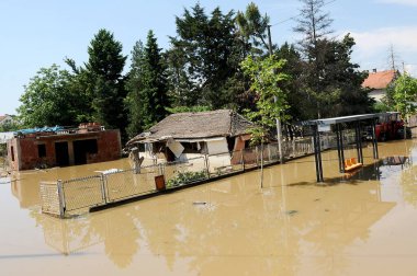 OBRENOVAC, SERBIA - 20 Mayıs: su altında Obrenovac 'ta ev ve sokak. Sava Nehri 'nin su seviyesi 20 Mayıs 2014' te Balkanlar 'da rekor seviyedeki en kötü sel baskını seviyesini korudu.