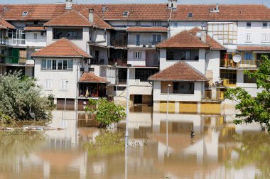 OBRENOVAC, SERBIA - 20 Mayıs: su altında Obrenovac 'ta ev ve sokak. Sava Nehri 'nin su seviyesi 20 Mayıs 2014' te Balkanlar 'da rekor seviyedeki en kötü sel baskını seviyesini korudu.