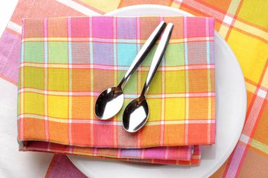 Bir peçetede iki çay kaşığı