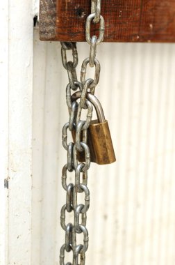 Demir zincirle kilitlenmiş.