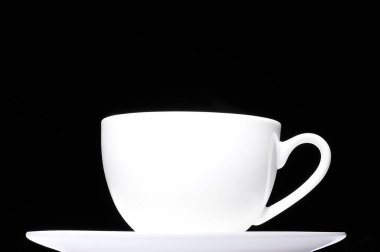 Siyah arka planda beyaz kahve.