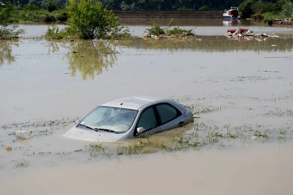 OBRENOVAC, SERBIA - 20 Mayıs: su altında Obrenovac 'ta ev ve sokak. Sava Nehri 'nin su seviyesi 20 Mayıs 2014' te Balkanlar 'da rekor seviyedeki en kötü sel baskını seviyesini korudu.
