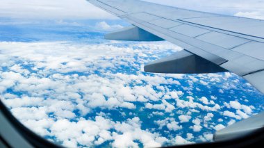 Güzelliğin güzel doğası gökyüzü ve bulutlar bir uçak penceresinden. Seyahat konsepti, gezgin, gezi, tatil, turizm, geçmiş