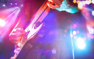 Rock yıldızı ana sahne müzik festivalinde.