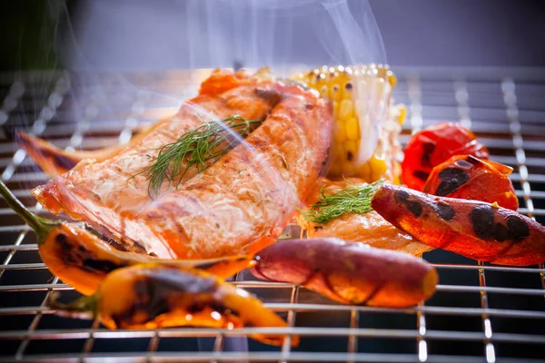 焼き鍋で熱々の鮭 — ストック写真