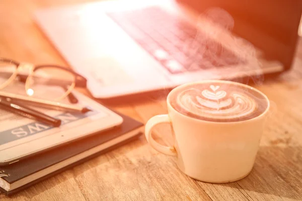 Stół Biurowy Notebookiem Filiżanką Kawy — Zdjęcie stockowe