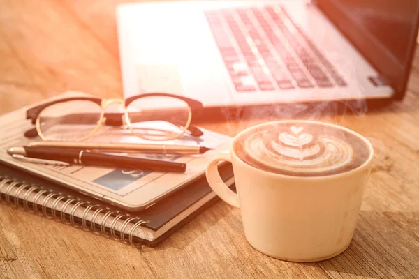 Stół Biurowy Notebookiem Filiżanką Kawy — Zdjęcie stockowe
