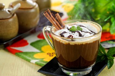 tablo üzerinde siyah kahve