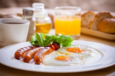 Kahvaltıda kızarmış yumurta.