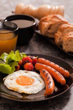 Kahvaltıda kızarmış yumurta.