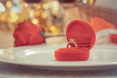 Alyanslar ve kırmızı güller