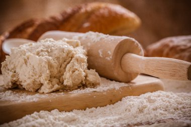 Un ve ekmek pişiriyorum.