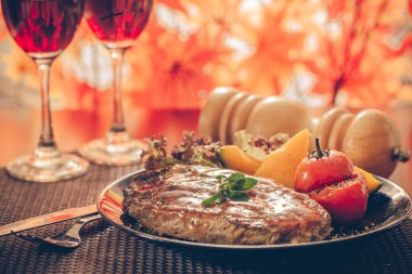 Akşam yemeğinde biftek.