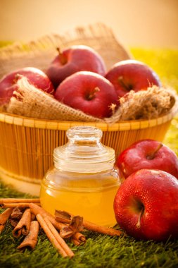 Elma sirkesi, sağlıklı içecek.