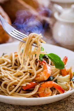 Acılı ve fesleğenli spagetti.