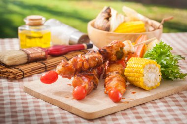 Yazın bahçede barbekü.