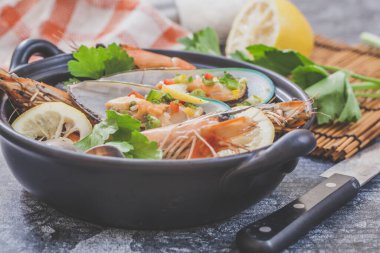 Lezzetli kızarmış deniz ürünleri.