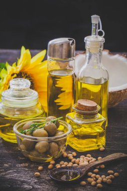 Şişe içinde çeşitli yağ türleri