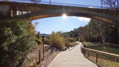 Sonbaharda Mijares Nehri manzarası, Montanejos, Castellon, İspanya