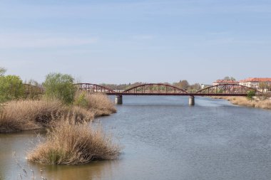 Tagus Nehri 'nin Talavera de la Reina' dan geçişini izleyin. Demir köprü. Toledo, İspanya