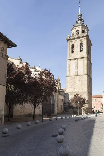 スペイントレド市タレバ レイナ広場にアクセスする通りからの大学教会の塔の眺め — ストック写真