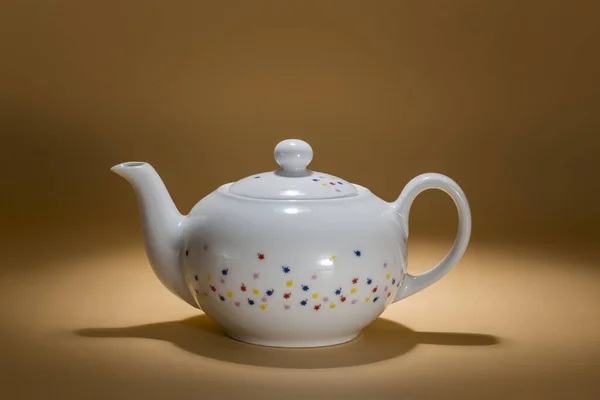 Çaydanlığın Portresi Beyaz Rengine Gizli Baskısına Dikkat Çeken Taze Bir — Stok fotoğraf