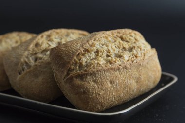Sıcak bir atmosferde tepsiye konmuş rulo.
