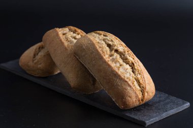 Yuvarlak bir tepsiye konur, samimi bir ortamda, lahana.