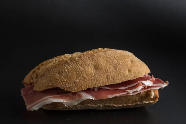 Mutlak Siyaha Izole Edilmiş Jambonlu Bir Sandviçin Yaşamı Yemeğin Dokusunu — Stok fotoğraf