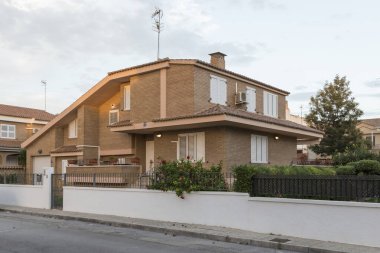 İspanya 'nın Sagunto kentindeki bir yerleşim bölgesinde, alacakaranlıkta, sokaktan bir villa görünüyor. Çağdaş mimari binası, 21. yüzyıl başları.