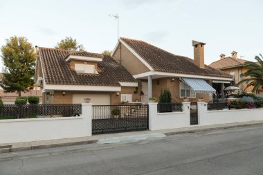 İspanya 'nın Sagunto kentindeki bir yerleşim bölgesinde, alacakaranlıkta, sokaktan bir villa görünüyor. Çağdaş mimari binası, 21. yüzyıl başları.
