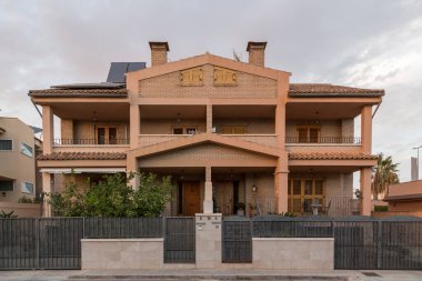 Gün batımında İspanya 'nın Sagunto kentindeki bir yerleşim bölgesinde yarı müstakil ev adı verilen bir inşaatta iki konutun bulunduğu görkemli bir ev manzarası. Çağdaş mimari binası, 21. yüzyıl başları.